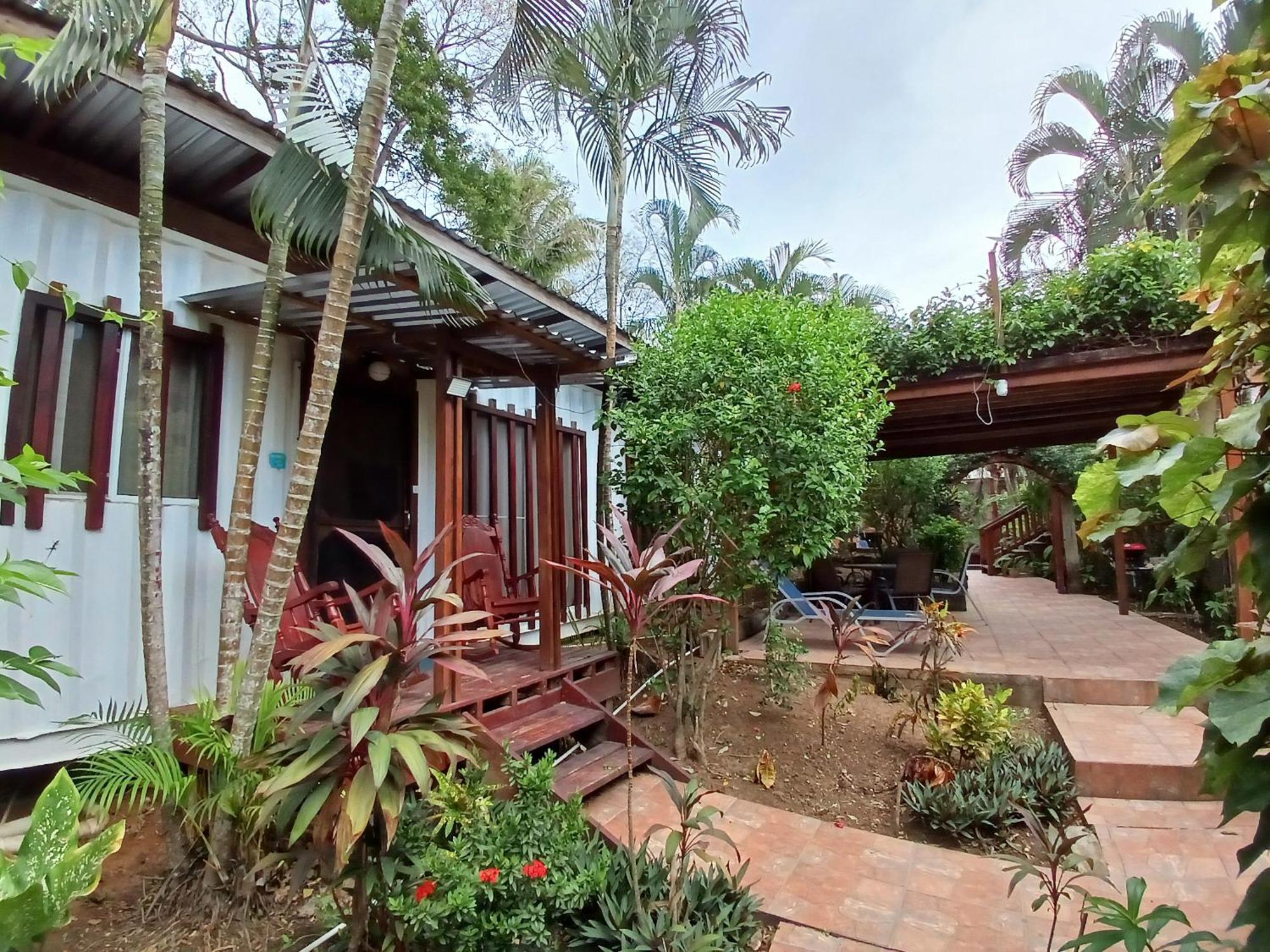 Roatan Backpackers' Hostel Sandy Bay Exterior photo